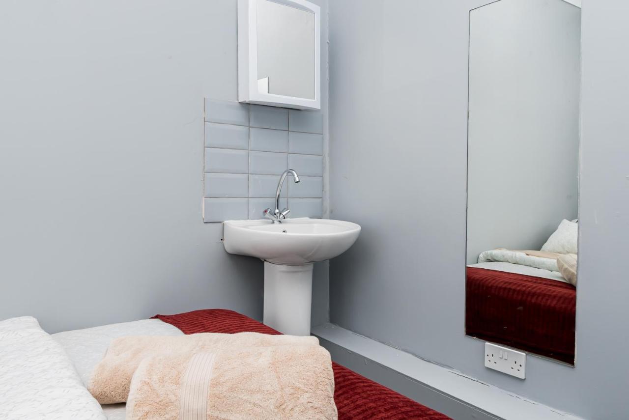 Shirley House 2, Self Catering Guest House, Self Check In, Smart Locks, 10 Min Walk To Southampton General, Aspire And Princess Anne Hospitals, Access To Fully Equipped Kitchen, Excellent Transport Links, Ideal For Longer Stays And Hospital Shifts Екстериор снимка
