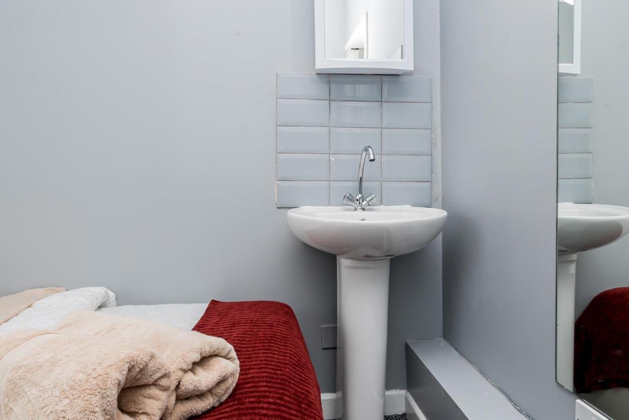 Shirley House 2, Self Catering Guest House, Self Check In, Smart Locks, 10 Min Walk To Southampton General, Aspire And Princess Anne Hospitals, Access To Fully Equipped Kitchen, Excellent Transport Links, Ideal For Longer Stays And Hospital Shifts Екстериор снимка