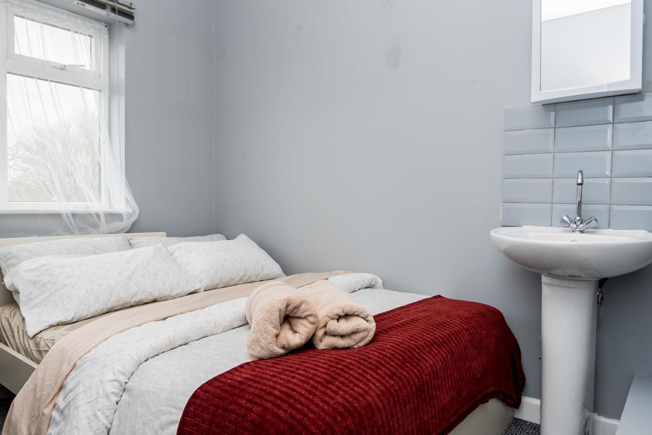 Shirley House 2, Self Catering Guest House, Self Check In, Smart Locks, 10 Min Walk To Southampton General, Aspire And Princess Anne Hospitals, Access To Fully Equipped Kitchen, Excellent Transport Links, Ideal For Longer Stays And Hospital Shifts Екстериор снимка