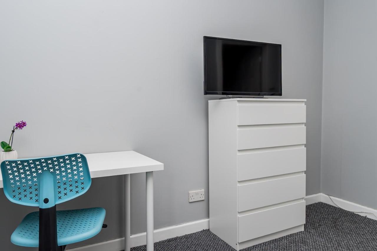Shirley House 2, Self Catering Guest House, Self Check In, Smart Locks, 10 Min Walk To Southampton General, Aspire And Princess Anne Hospitals, Access To Fully Equipped Kitchen, Excellent Transport Links, Ideal For Longer Stays And Hospital Shifts Екстериор снимка