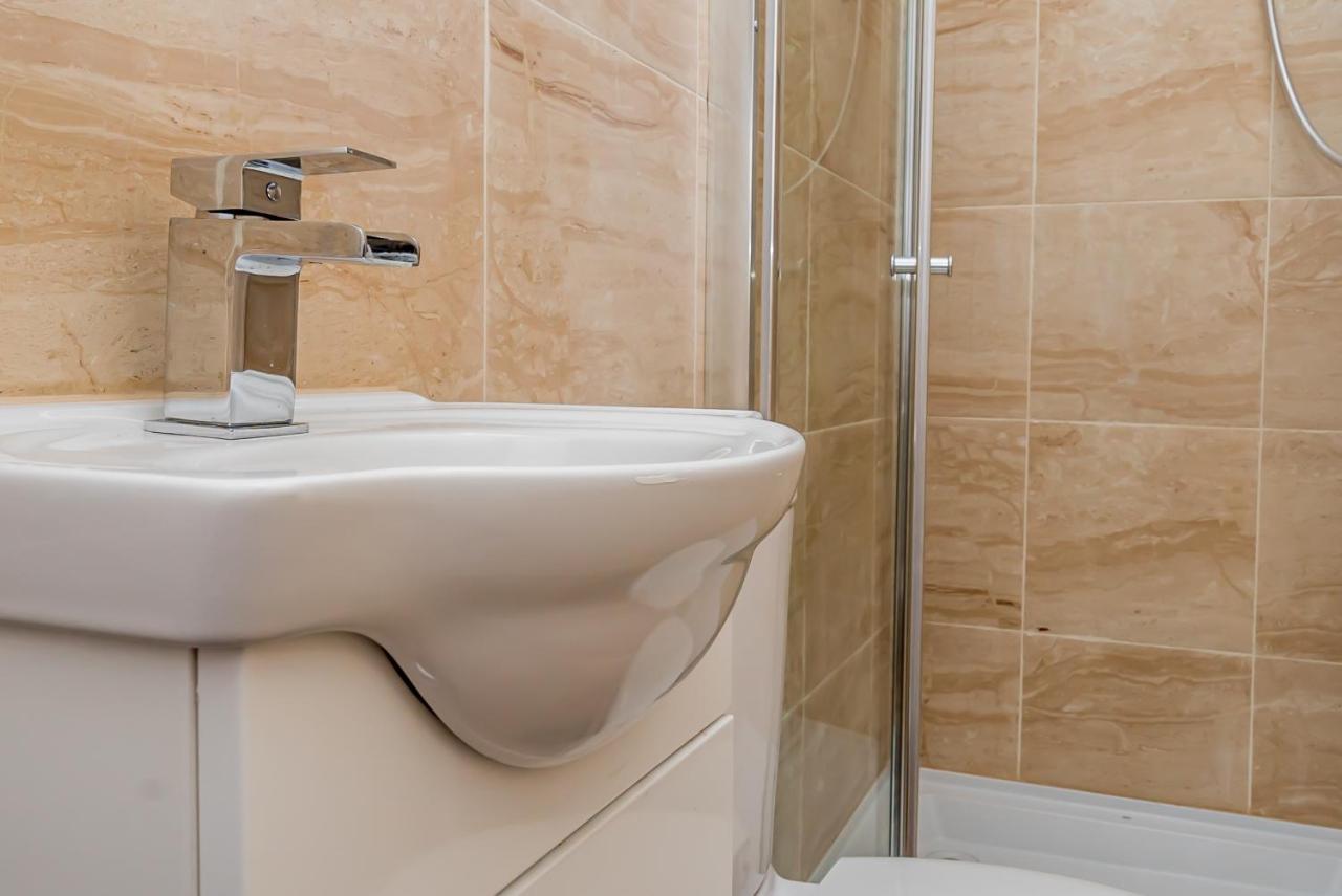 Shirley House 2, Self Catering Guest House, Self Check In, Smart Locks, 10 Min Walk To Southampton General, Aspire And Princess Anne Hospitals, Access To Fully Equipped Kitchen, Excellent Transport Links, Ideal For Longer Stays And Hospital Shifts Екстериор снимка