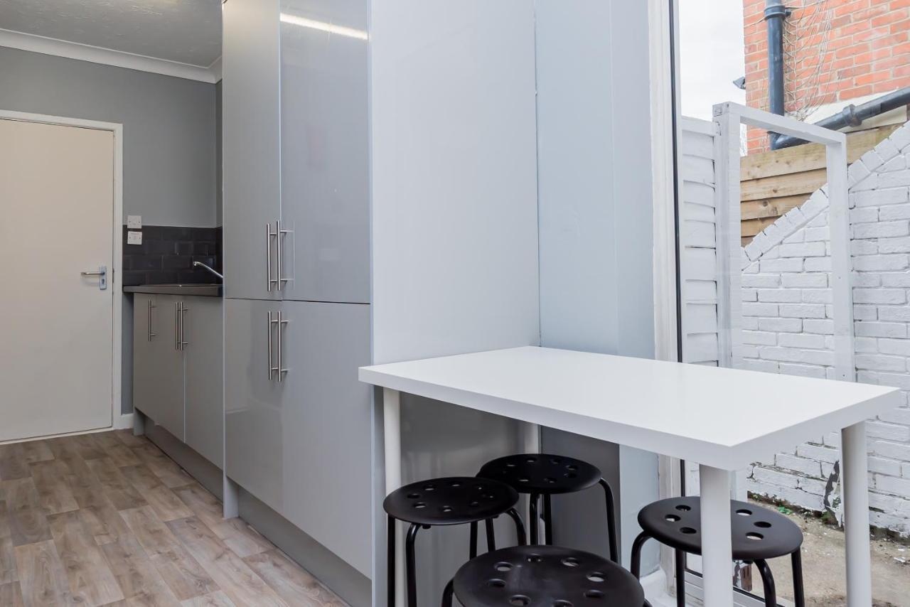 Shirley House 2, Self Catering Guest House, Self Check In, Smart Locks, 10 Min Walk To Southampton General, Aspire And Princess Anne Hospitals, Access To Fully Equipped Kitchen, Excellent Transport Links, Ideal For Longer Stays And Hospital Shifts Екстериор снимка